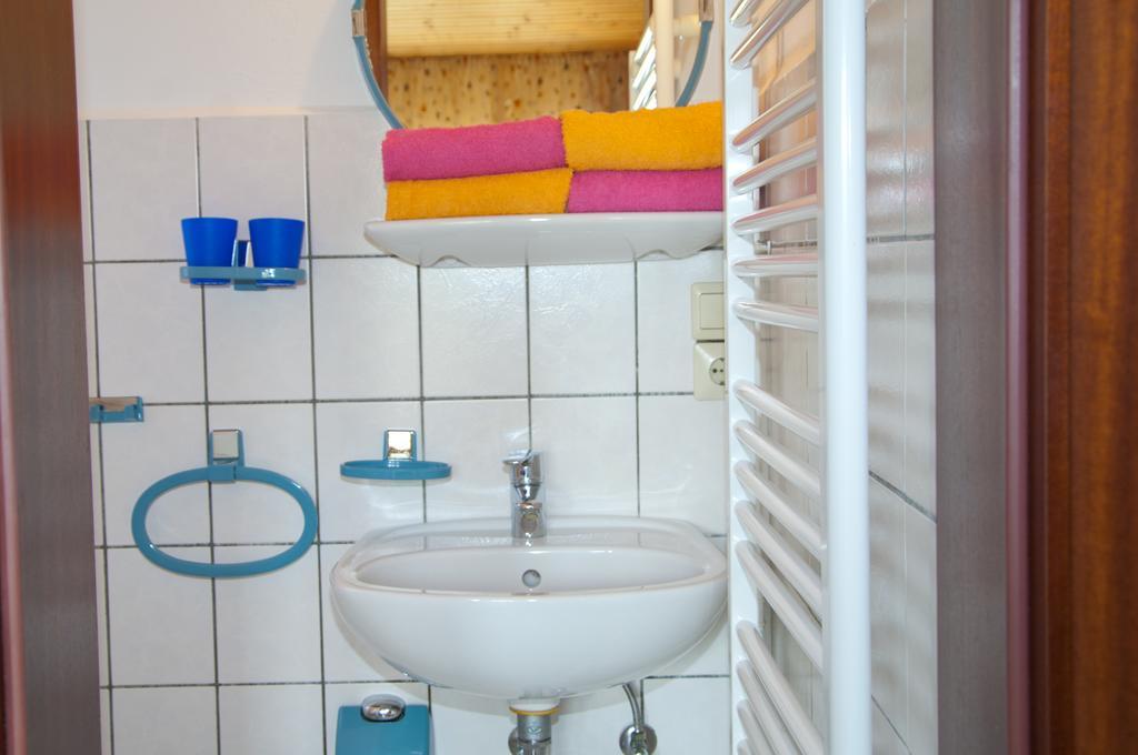 Ferien Unterm Reetdach In Gohren Hotell Goehren  Exteriör bild
