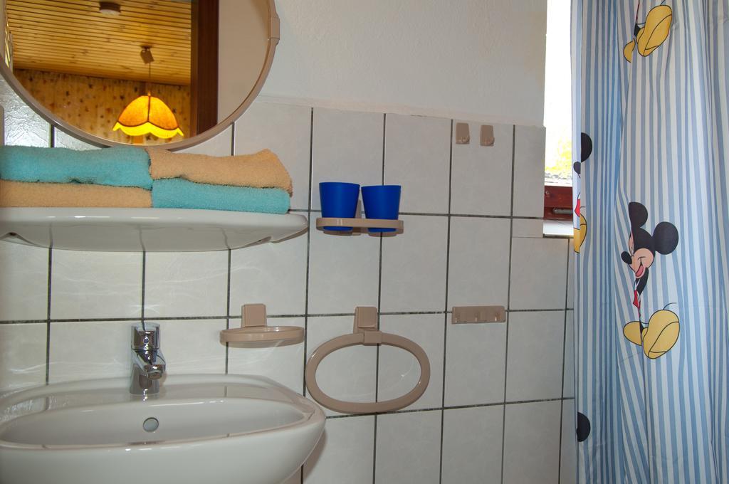 Ferien Unterm Reetdach In Gohren Hotell Goehren  Exteriör bild